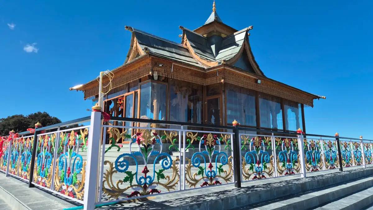 Hatu-Peak-Trek-in-Narkanda-Himachal-Pradesh-with-scenic-Himalayan-views