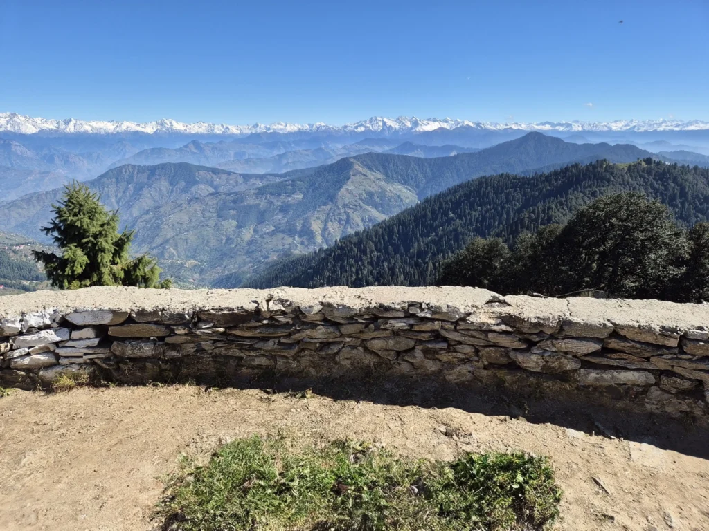Tourists-enjoying-sunrise-and-Himalayan-view-from-Hatu-Peak-scaled