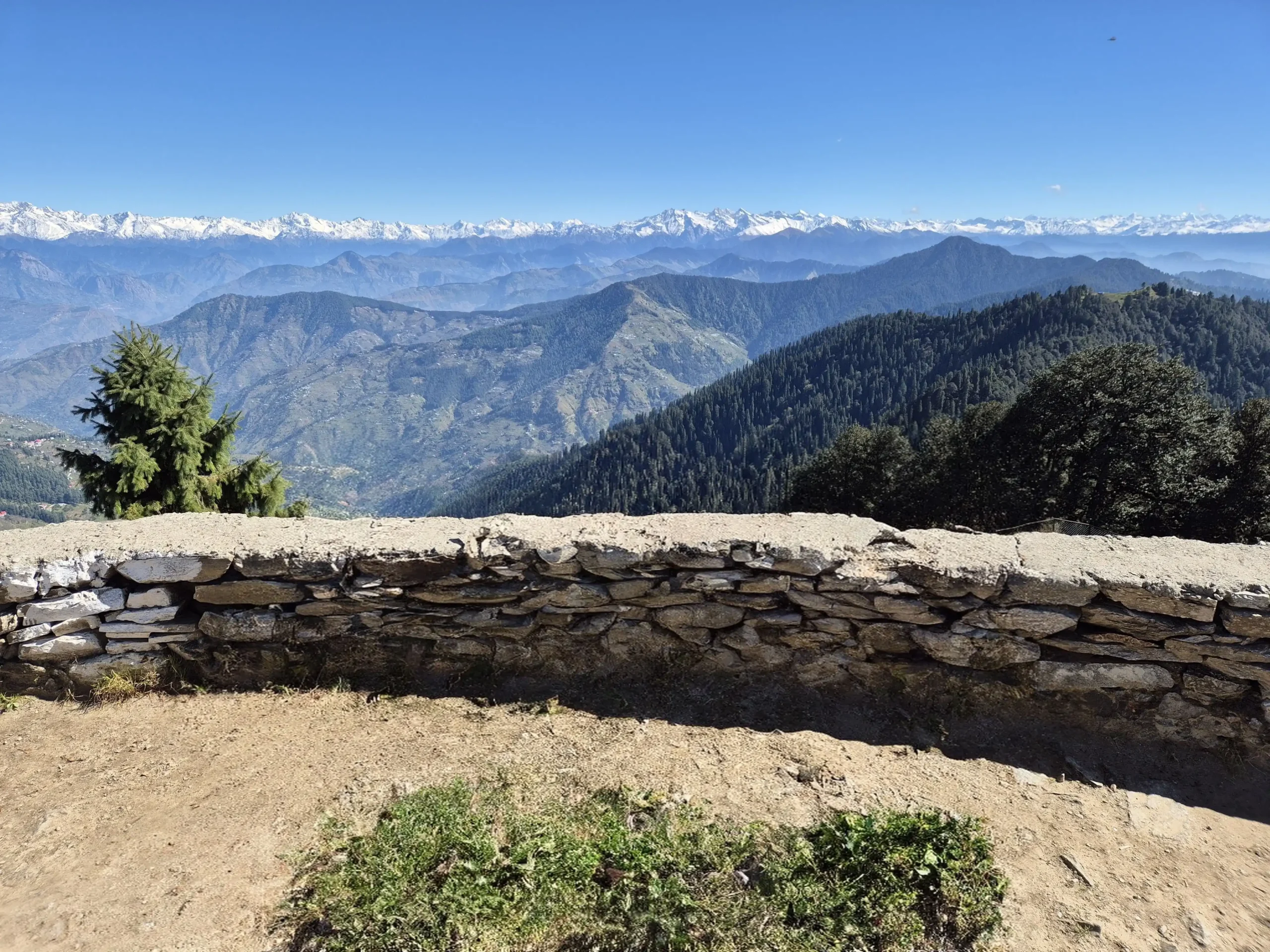 Tourists-enjoying-sunrise-and-Himalayan-view-from-Hatu-Peak-scaled