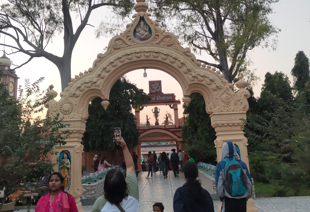 hotels near parmarth niketan ashram